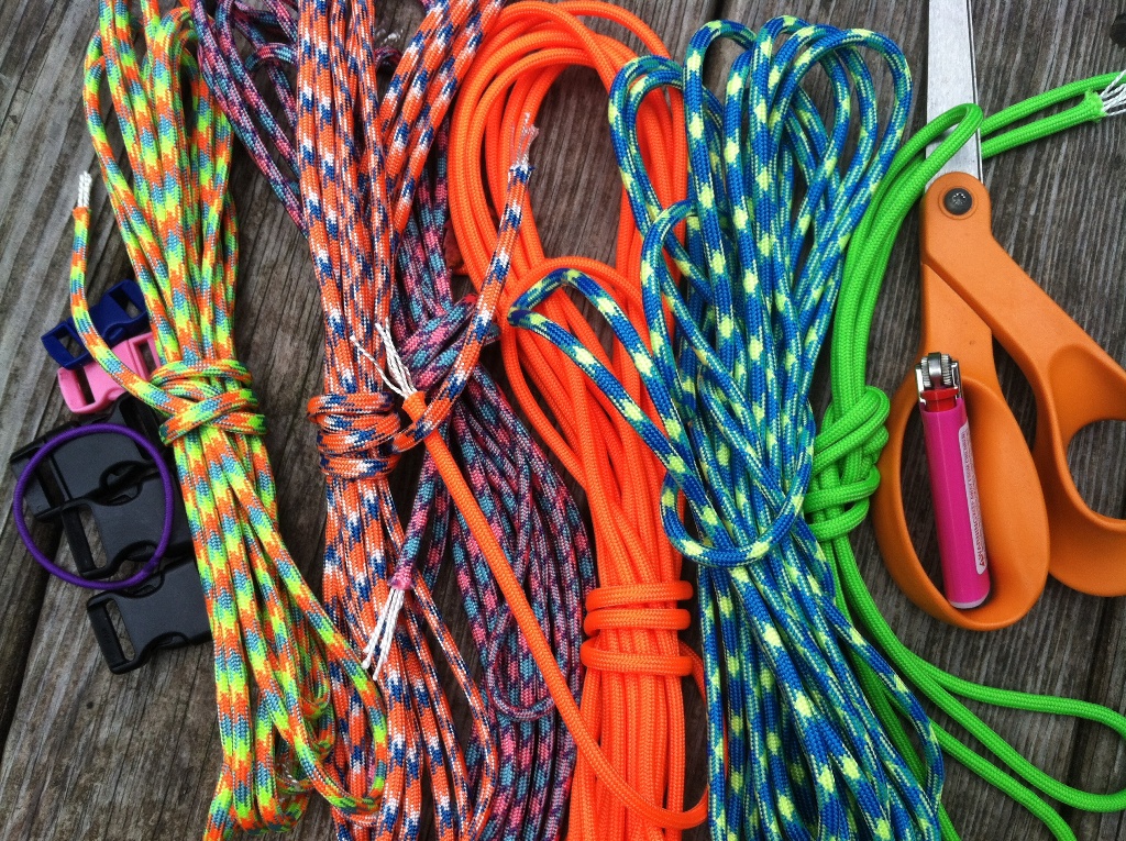 Paracord Braiding DIY Instructions + Basic Paracord Projects