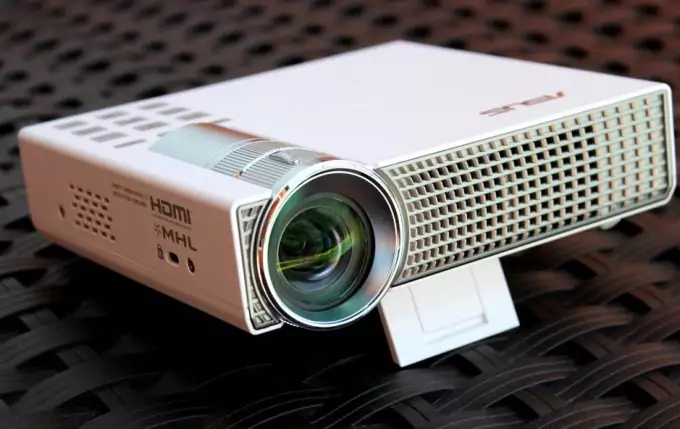 ASUS P2B Battery-Powered Portable LED Projector Asus Projector