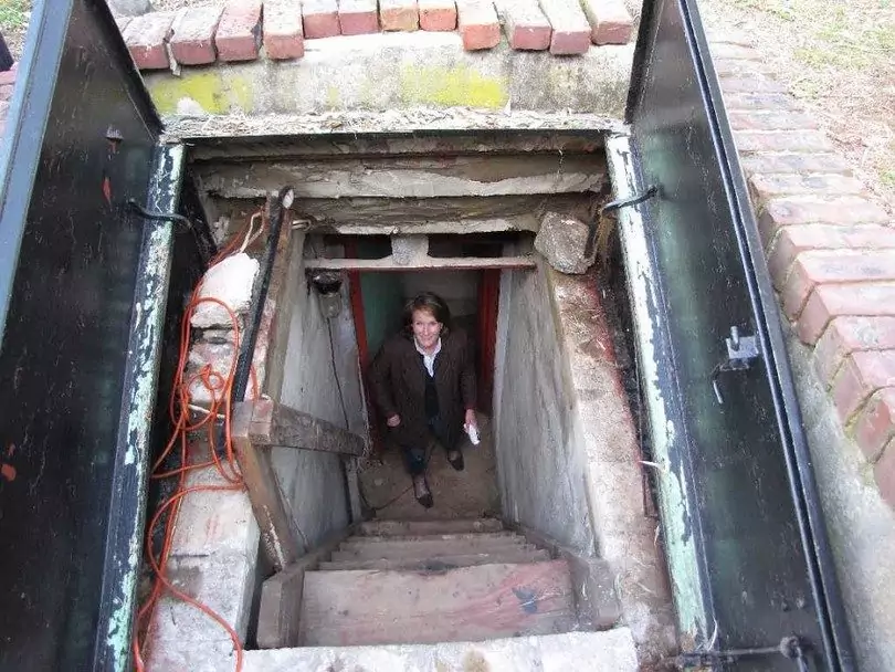 Bomb-shelter with vertical stairs