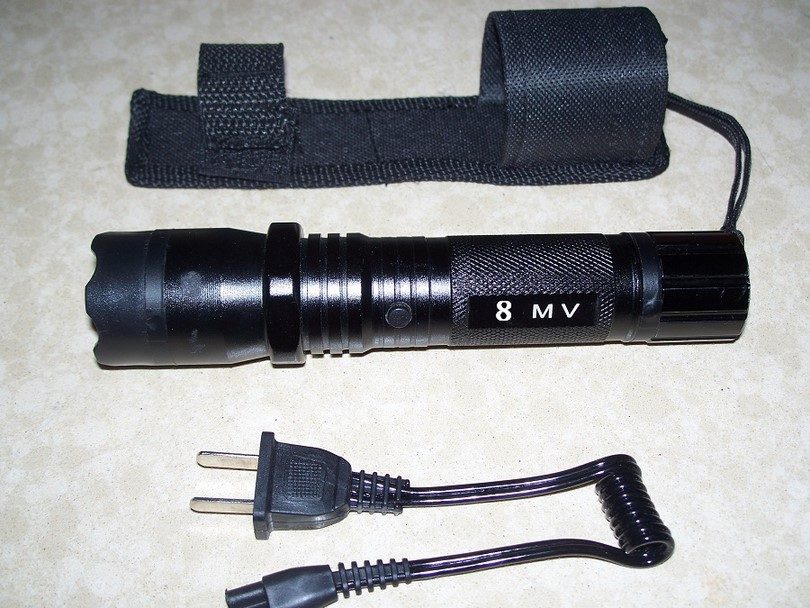 Police Force 8 million volt rechargeable tactical stun gun flashlight