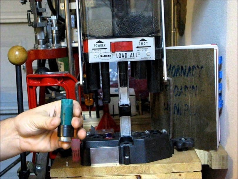 Reloading shotgun shells