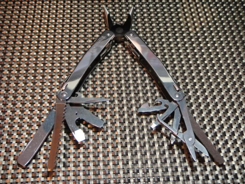 Multi tool with knife and screwdriver