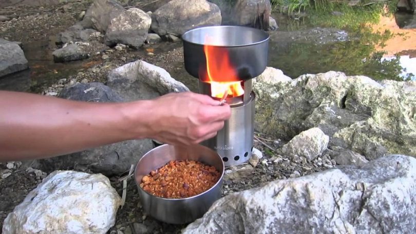 Solo stobe preparing meal