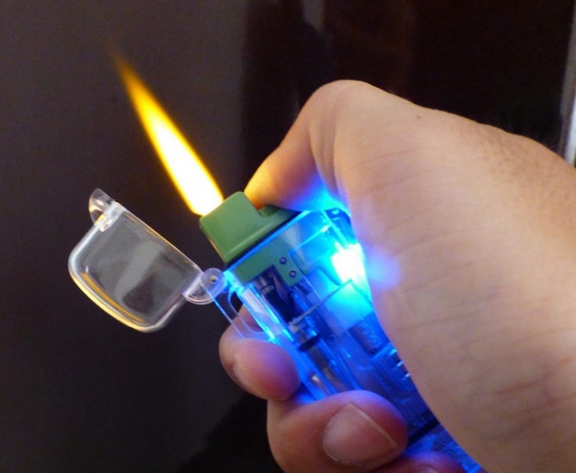 Best lighter. Светодиоды из зажигалок. Зажигалка самая дешевая как зажечь. Как из зажигалки вылить ГАЗ. Что будет если в зажигалку добавить воздуха.